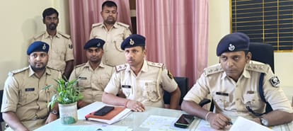 बरामद आभूषण और प्रेस वार्ता करते