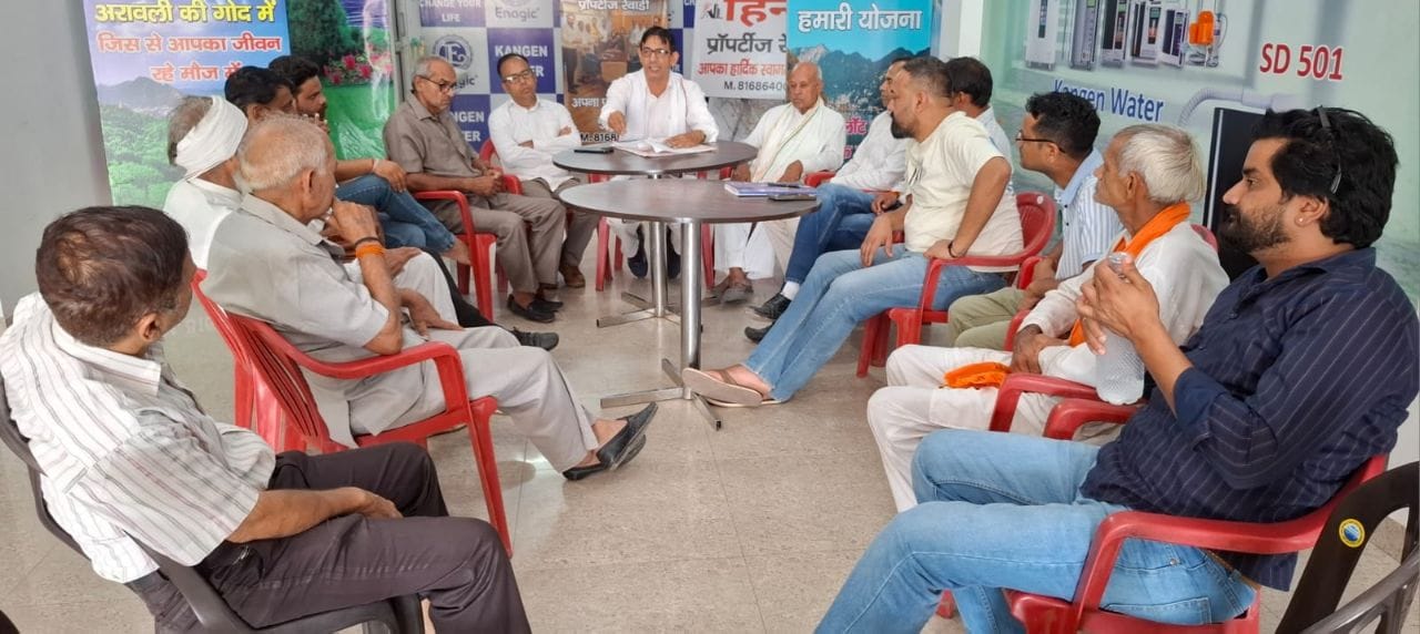 बैठक में बातचीत करते लोक सेवा मंच के पदाधिकारी। स्रोत : संगठन