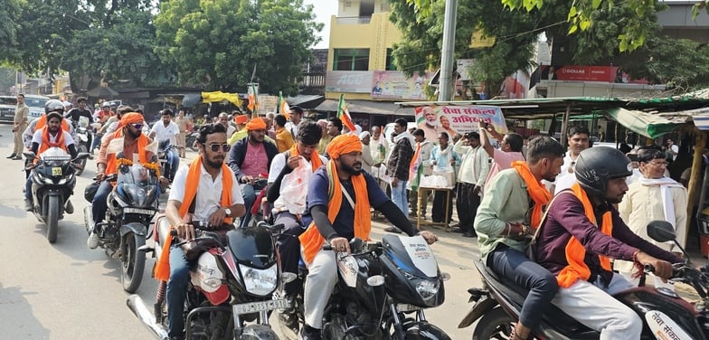 Azamgarh News: जिले में पहुंची वडनगर से निकली बाइक यात्रा