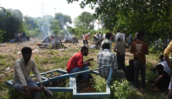 Lucknow News: बाढ़ में फंसे बुजुर्ग की मौत, शव निकालने के लिए टायर से बनाई नाव