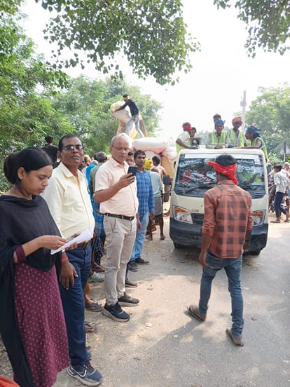 बाढ़ में फंसे लोगों को रेस्क्यू करते एसडीआरएफ की टीम