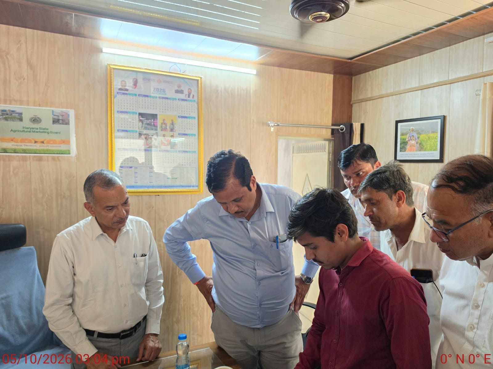 बावल अनाज मंडी का औचक निरीक्षण करते विधायक डॉ. कृष्ण कुमार। स्रोत : प्रवक्ता