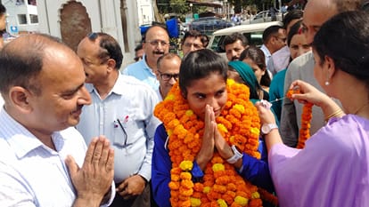 चंबा चैागान में खेलकूद प्रतियोगिता के समापन पर मुख्यतिथि उडनपरी सीमा का स्वागत करता स्टाफ।संवा
