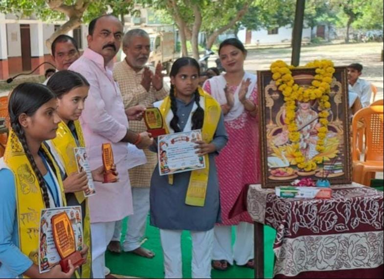 छात्राओं को सम्मानित करते योगेश बाजपेई। स्रोत: स्कूल