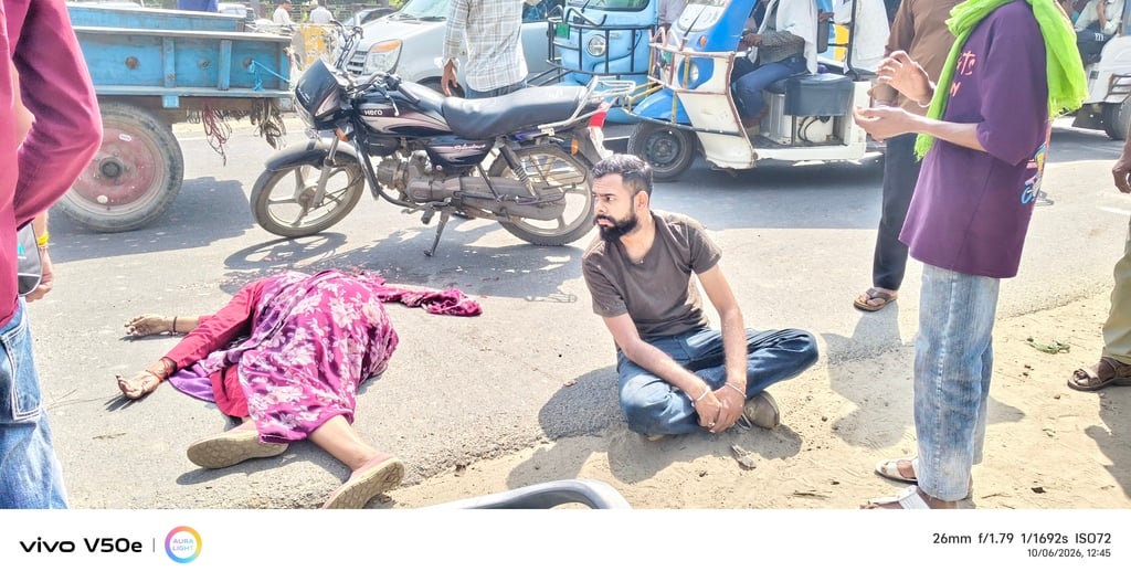 Aligarh News: सीमेंट लदे ट्रक की टक्कर से वृद्धा की मौत