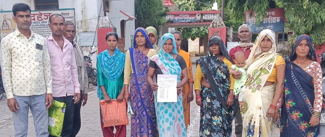 Lakhimpur Kheri News: बीसी संचालक ने सर्वर का बहाना बनाकर लाखों रुपये ठगे