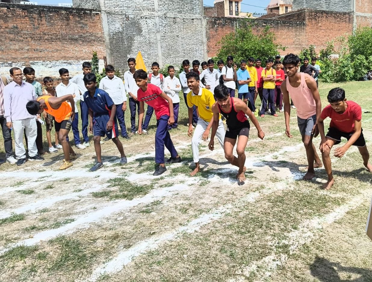 एथलेटिक्स प्रतियोगिता में भाग लेते प्रतिभागी। संवाद