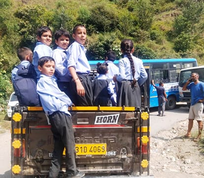 फागला में खराब हुई बोबर रूट की बस और जीप में स्कूल भेजे जा रहे बच्चे। स्त्रोतः जागरूक पाठक