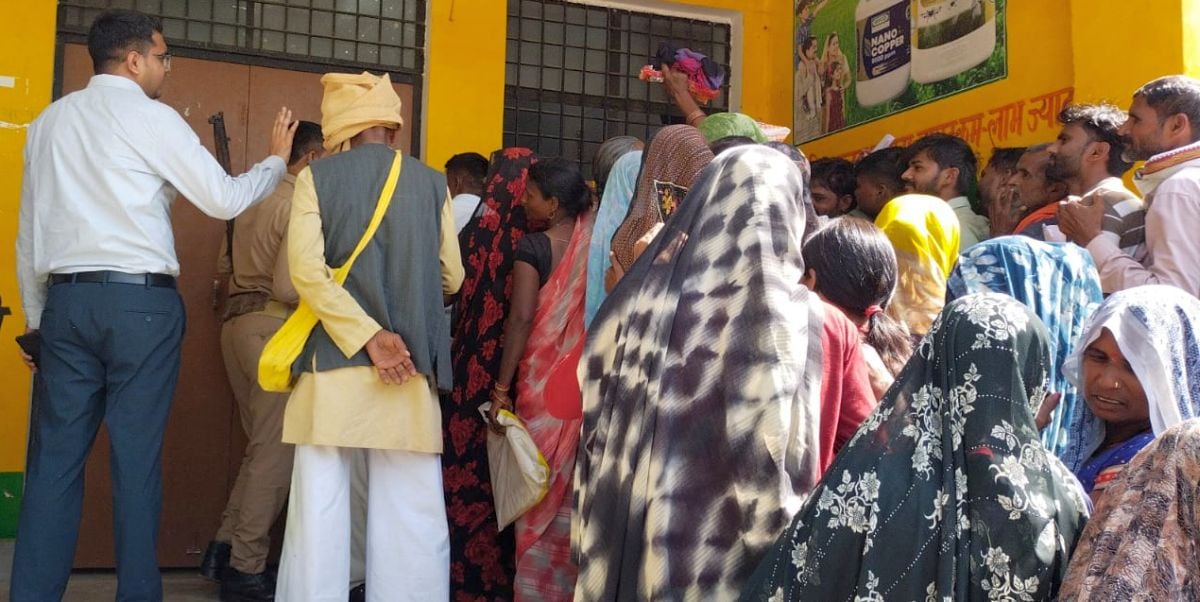 Hamirpur News: खाद के लिए कतारों में लगे किसान में धक्का-मुक्की