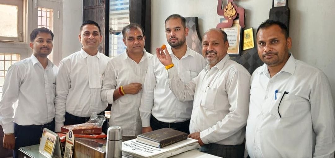 फोटो 05जेएनडी11-अजय चौहान के क्षत्रिय महासभा के स्टेट कॉर्डिनेटर बनने पर मिठाई खिलाते हुए अध