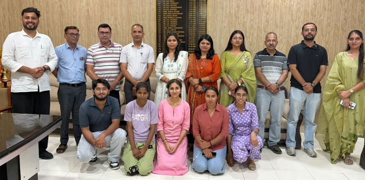 फोटो 05जेएनडी12- एसएसएसएसबी राजकीय महाविद्यालय में आयोजित प्रतियोगिता के विजेता बच्चे अपने स्टा
