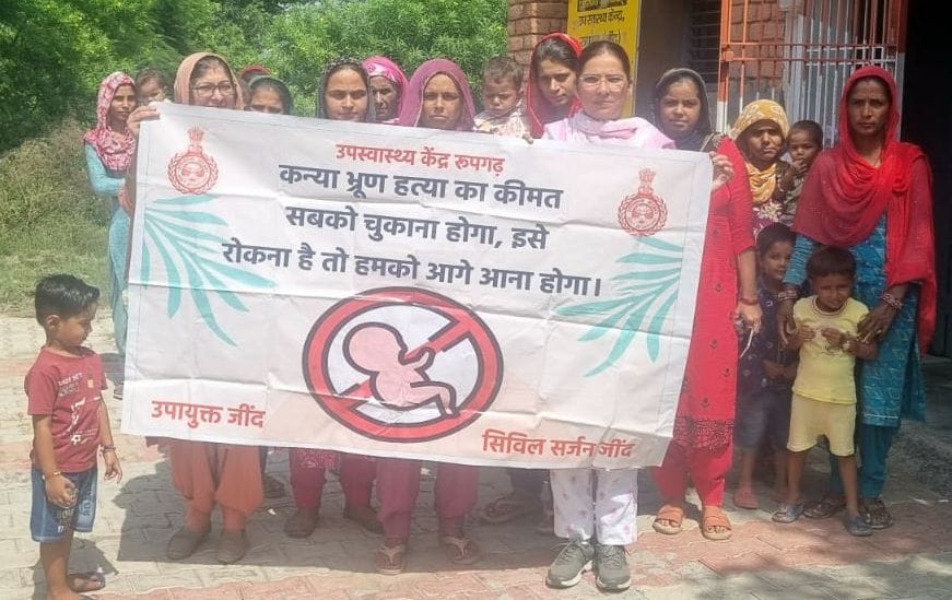 फोटो 05जेएनडी13-कंडेला गांव में जागरूकता कार्यक्रम में मौजूद स्वास्थ्यकर्मी और महिलाएं। स्रोत क