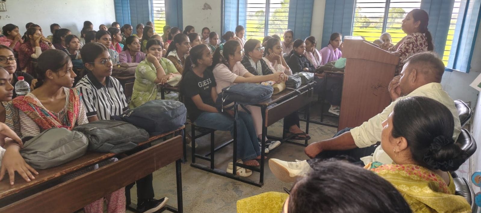 फोटो 05जेएनडी15-एमजे राजकीय कन्या महाविद्यालय पिल्लूखेड़ा में आयोजित कार्यक्रम में संंबोधित क