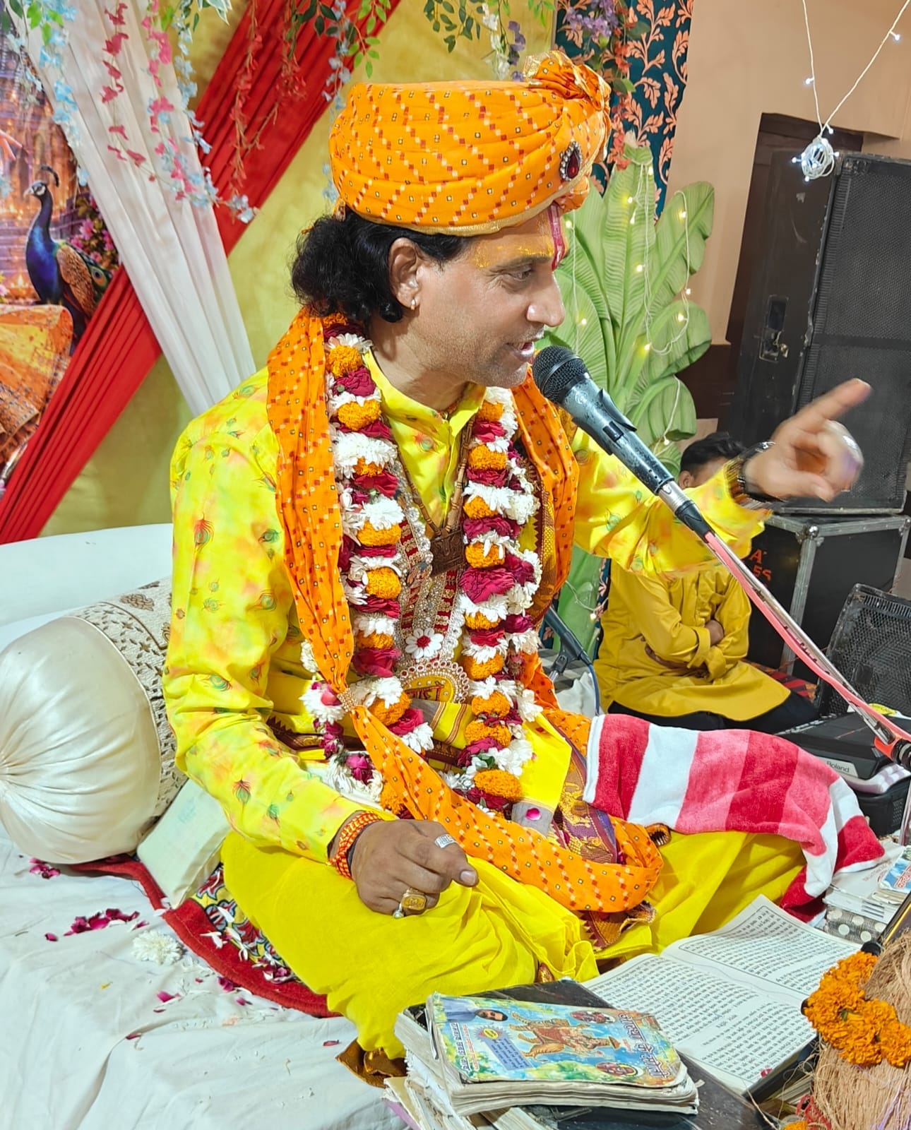फोटो 10 नरवाना। कथावाचन करते हुए कथावाचक राजीव वत्स वृंदावन वाले। स्रोत आयोजक।