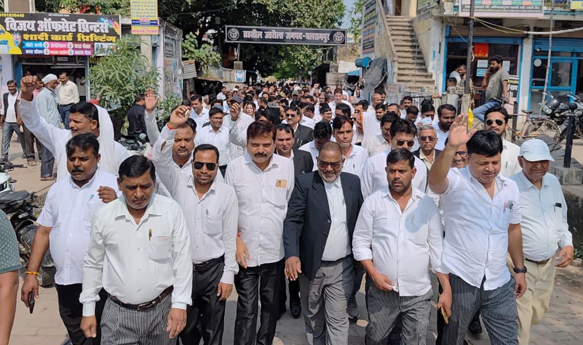 Balrampur News: अधिवक्ताओं का चक्का जाम, लगी वाहनों की कतार