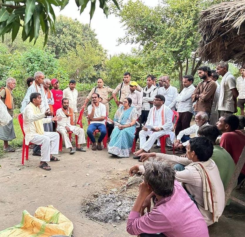फोटो-18-नंदवारा गांव में पीड़ित परिजन से मिलतीं विधायक ओममणि वर्मा। संवाद