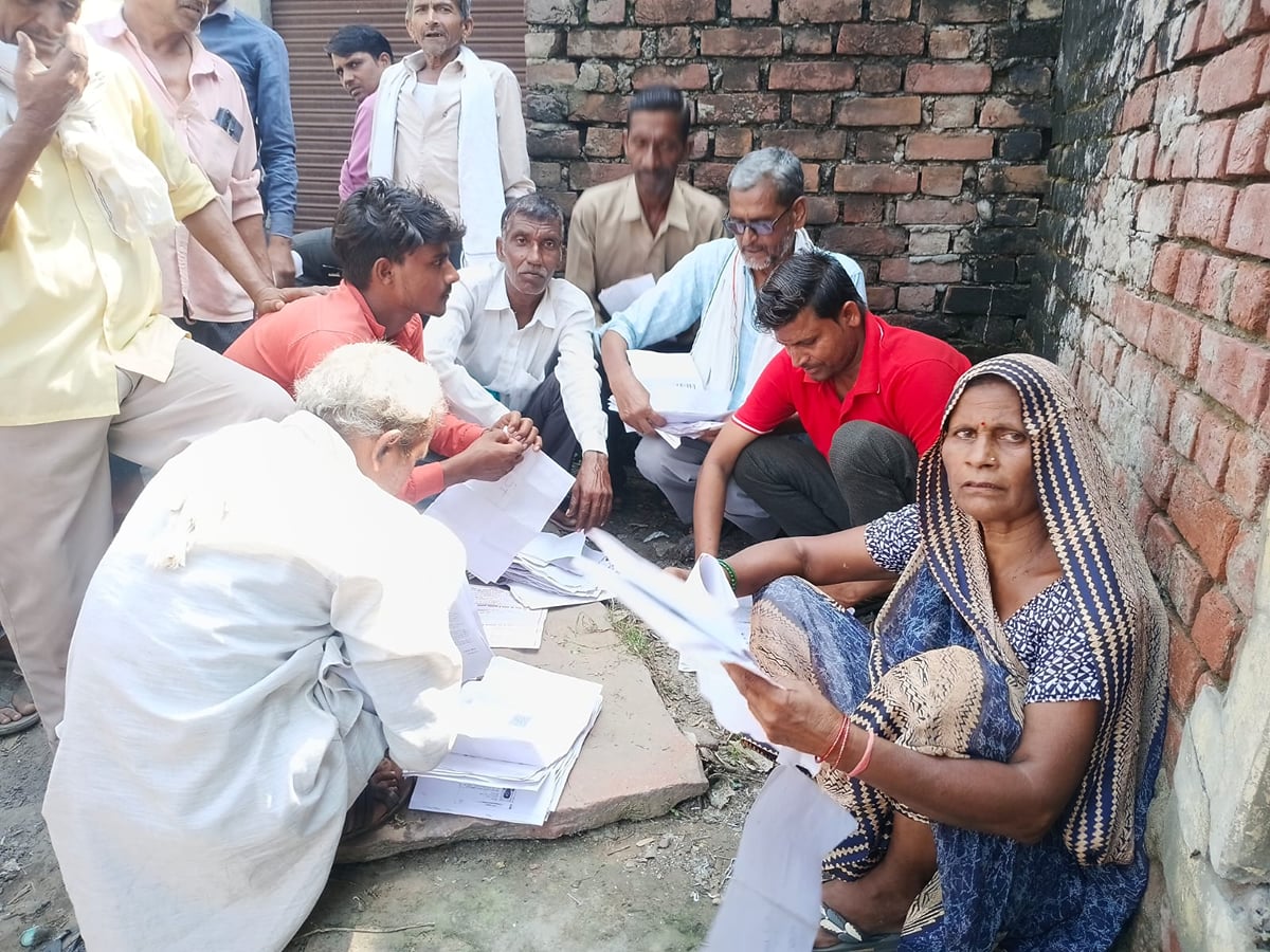 Kasganj News: लाइन में बीता दिन, खाद के इंतजार में थके किसान