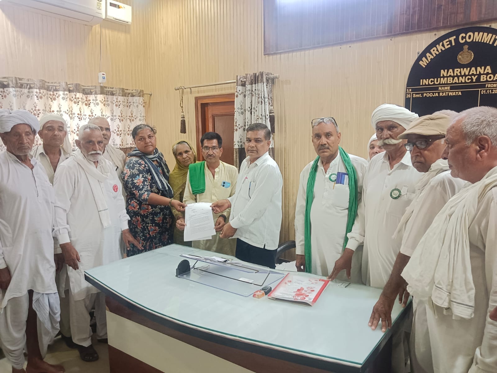 फोटो 2 नरवाना। मार्किट कमेटी सचिव रोशनलाल को मुख्यमंत्री के नाम अपनी मांगों का ज्ञापन सौंपते हु