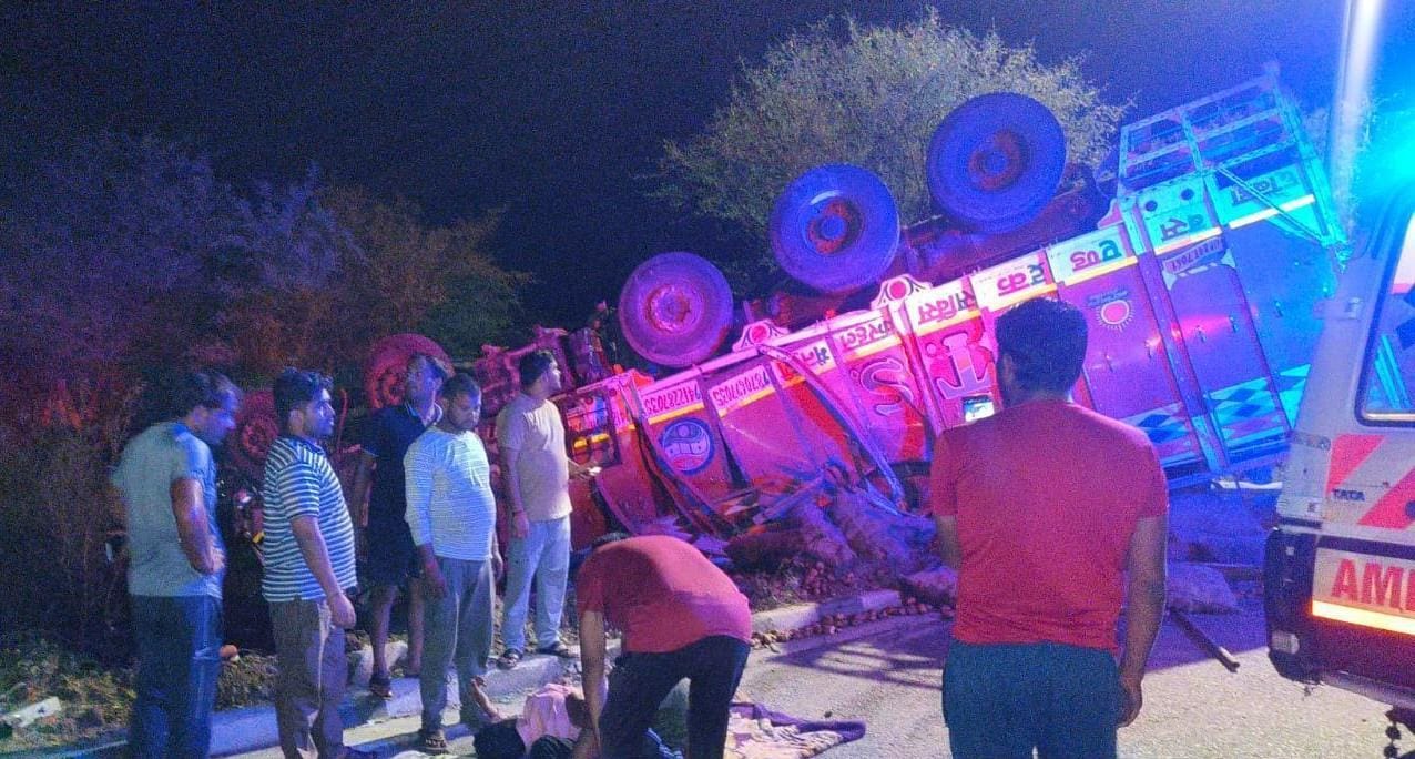 फोटो 22 बुंदेलखंड एक्सप्रेस वे पर पलटा ट्रक। स्रोत-राहगीर