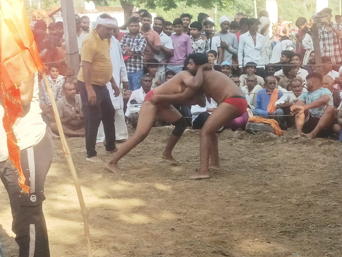 Jalaun News: मंगलदास ने जीती पांच हजार की कुश्ती