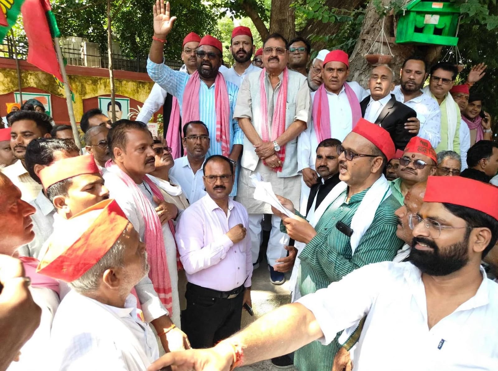 फोटो -3- डीएम कार्यालय में प्रदर्शन के दौरान मौजूद विधायक सहित सपा कार्यकर्ता। स्रोत - पार्टी