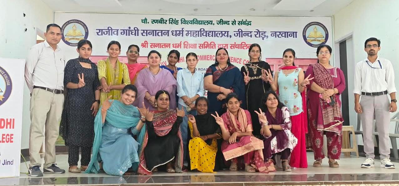 फोटो 4 नरवाना। विजेता प्रतिभागियों को सम्मानित करते हुए स्टाफ सदस्य। स्रोत संस्थान।