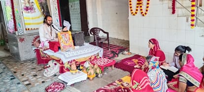 फोटो संख्या:73- मोहल्ला नीमडी  नीेचे में स्थित शिव मंदिर में शिव  महापुराण कथा में कथा सुनात