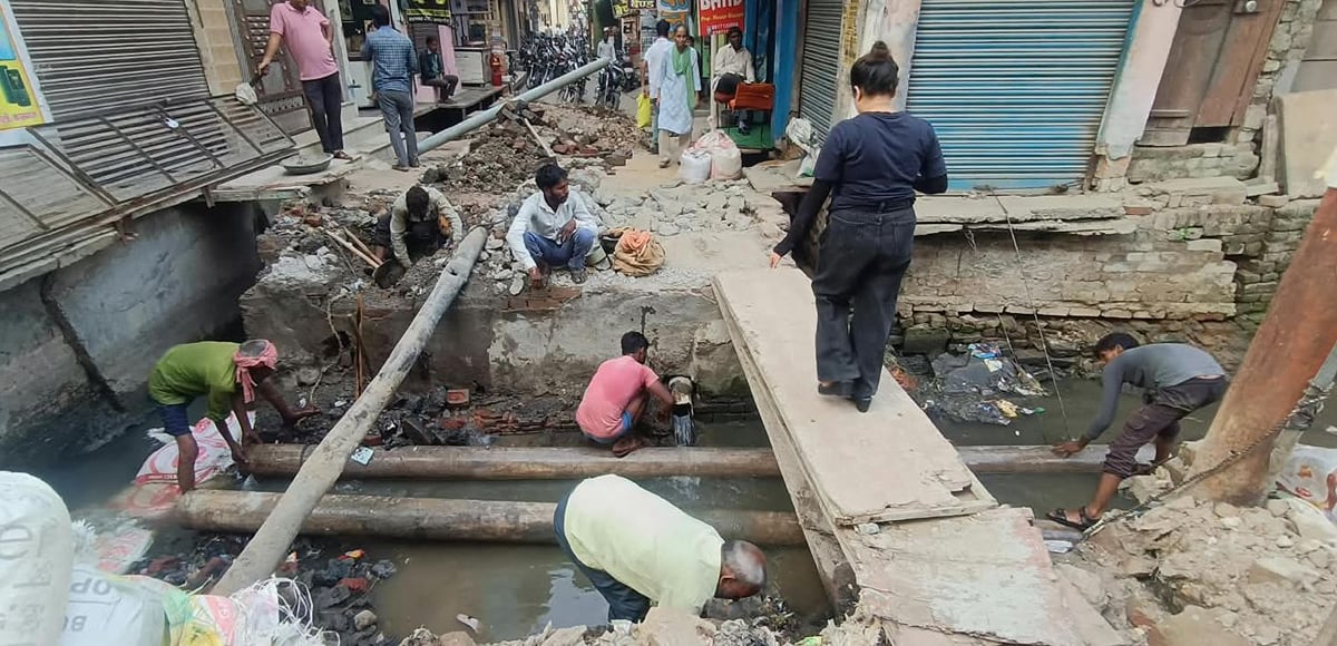 Kasganj News: पाइप लाइन टूटने से बह गया हजारों लीटर पानी