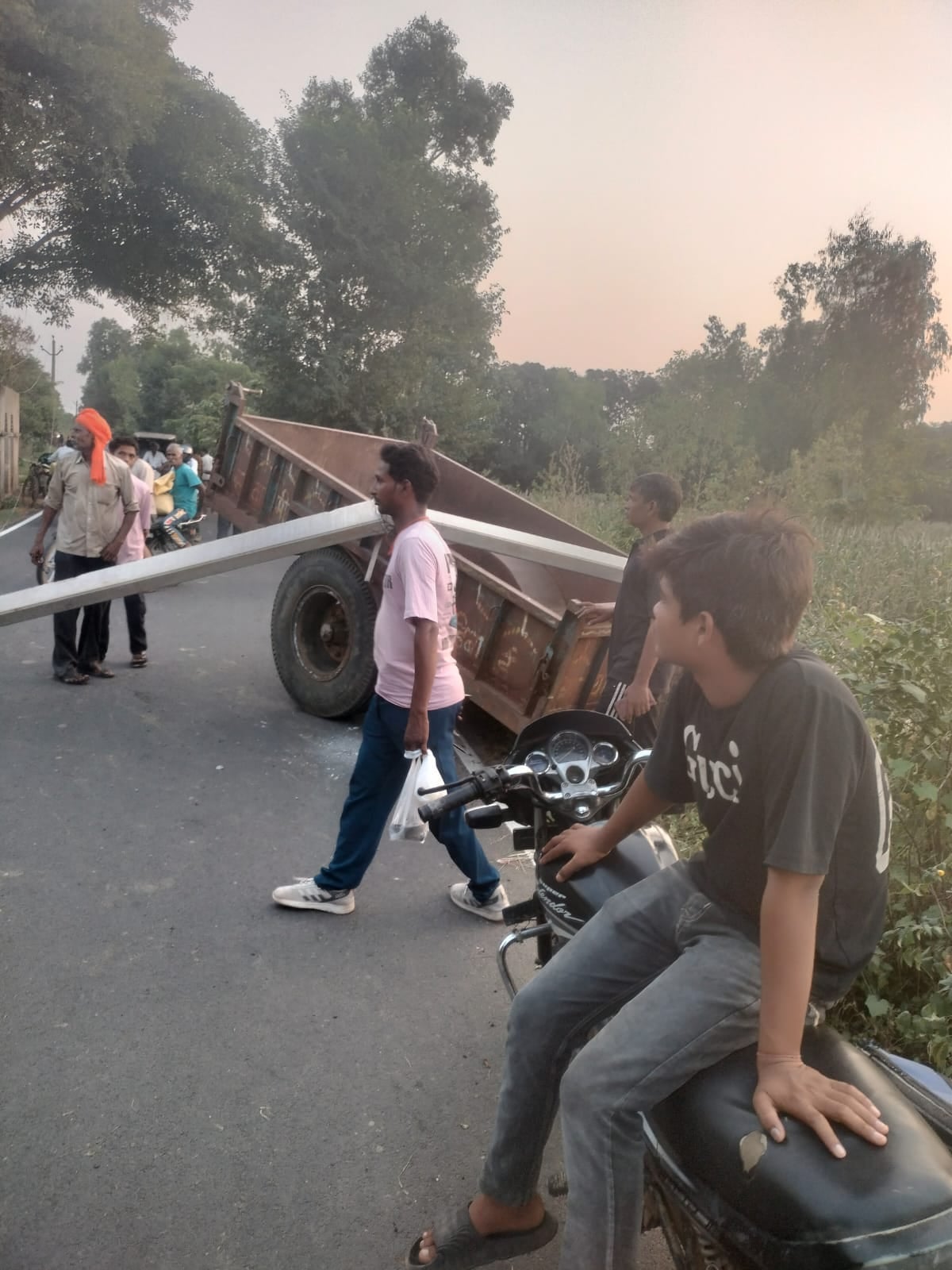 Kasganj News: ढोलना-गढ़ी मार्ग पर लगा एक घंटा तक लंबा जाम