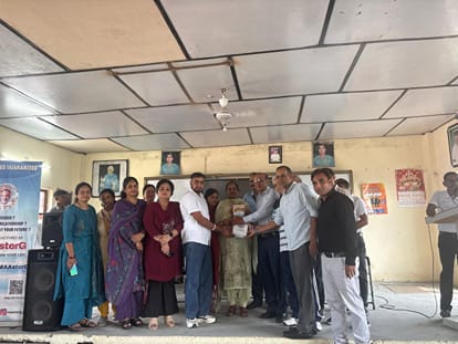फ़ोटो कैप्शन :-परौर स्कूल में आयोजित कार्यक्रम के दौरान प्रधानाचार्या संगीता को सम्मानित करते 