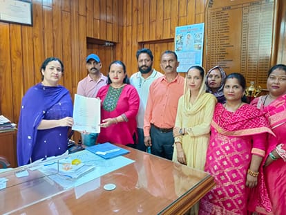 ग्राम पंचायत कौलांवालाभूड़ का प्रतिनिधिमंडल उपायुक्त सिरमौर को ज्ञापन सौंपते हुए। संवाद