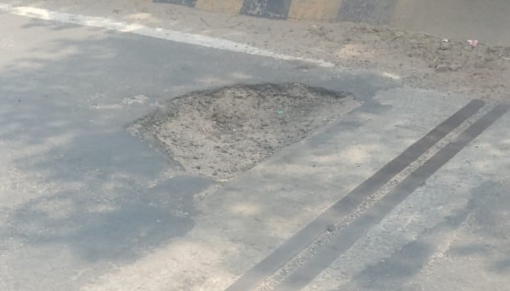 Noida News: दनकौर ओवरब्रिज पर गड्ढों से परेशानी