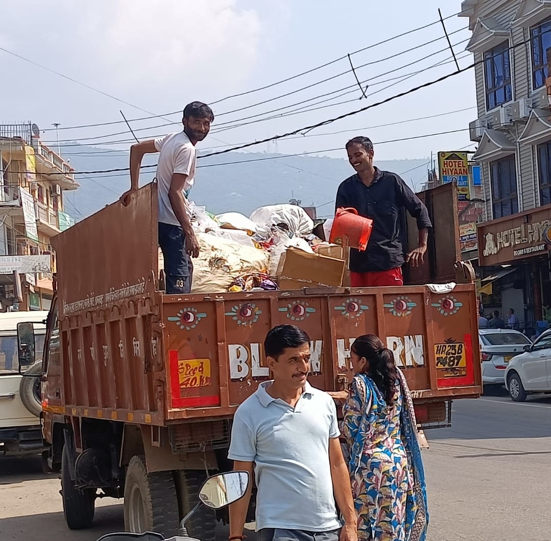 घुमारवीं शहर में कूड़ा लेने पहुंची गाड़ी। संवाद