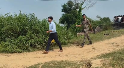 घटनास्थल पर जांच करती फॉरेंसिक टीम, मृतक की फाइल फोटो