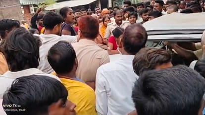 हंगामा करते ग्रामीण