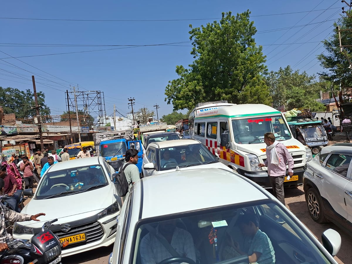 Lalitpur News: किसानों ने हाईवे पर ट्रैक्टर खड़े कर लगाया जाम