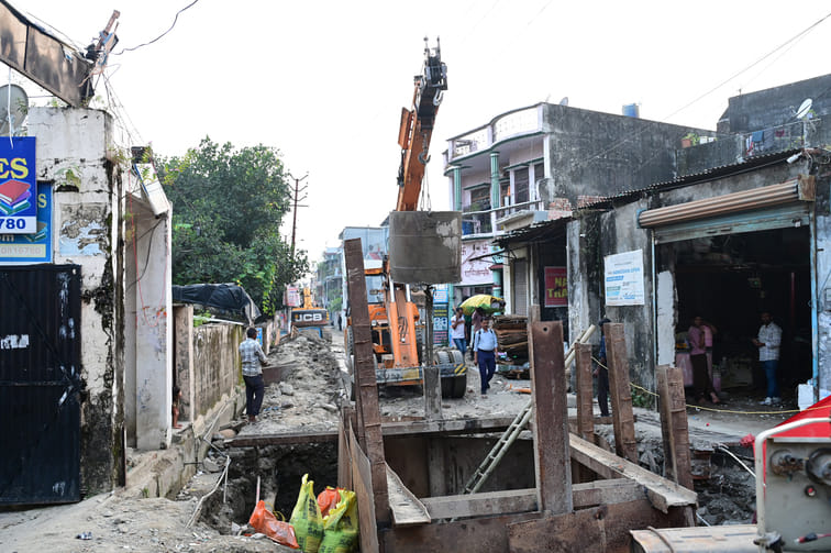 हल्द्वानी नवाबी रोड पर हो रहा सड़क का निर्माण।         अमर उजाला