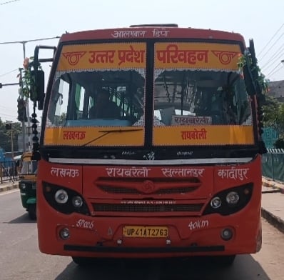 Lucknow News: इंजन गर्म होने से थम गए रोडवेज बस के पहिये