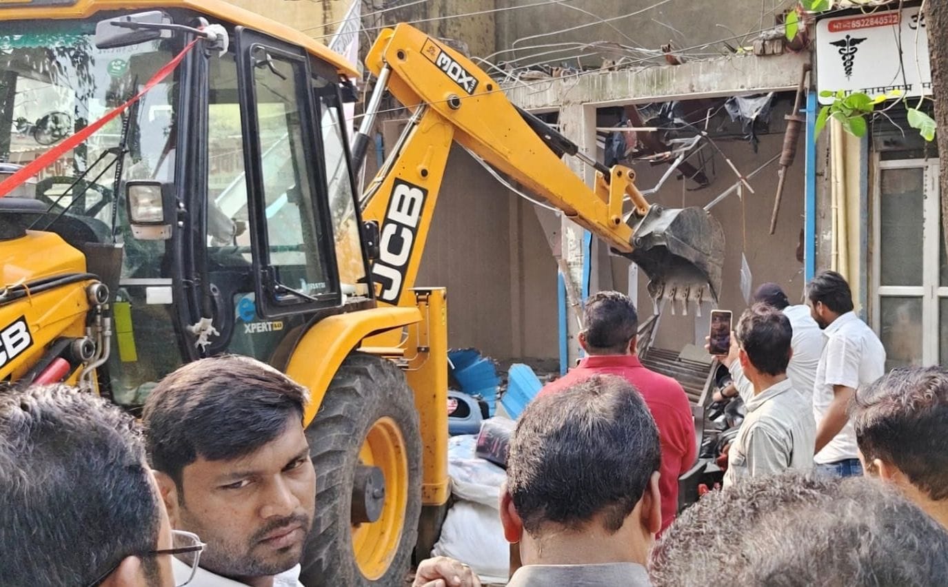 जीआईसी के पास नजूल की जमीन पर बनी दुकान को गिराती जेसीबी। संवाद