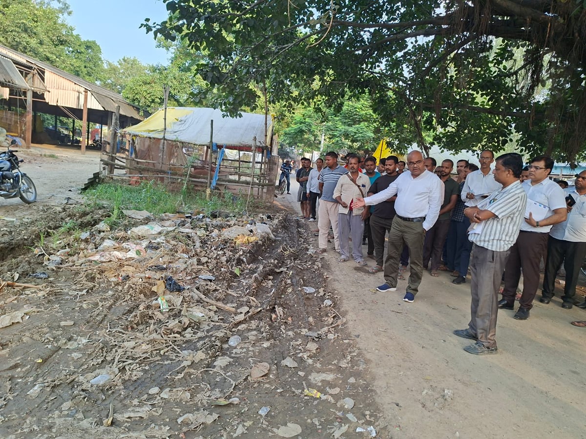 Ghazipur News: जंगीपुर मंडी में सफाई, नालों से कब्जा और अतिक्रमण नहीं हटवाने पर सचिव निलंबित