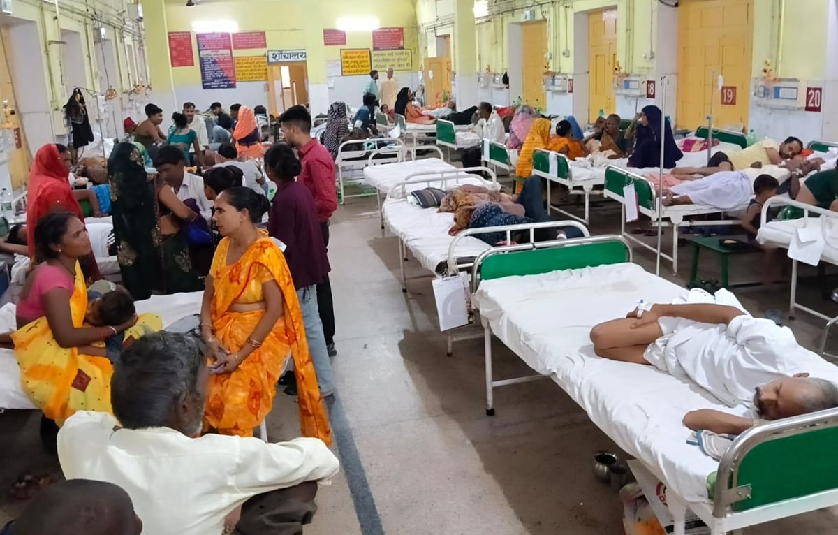 Sitapur News: जिला अस्पताल में गहराया बेड का संकट