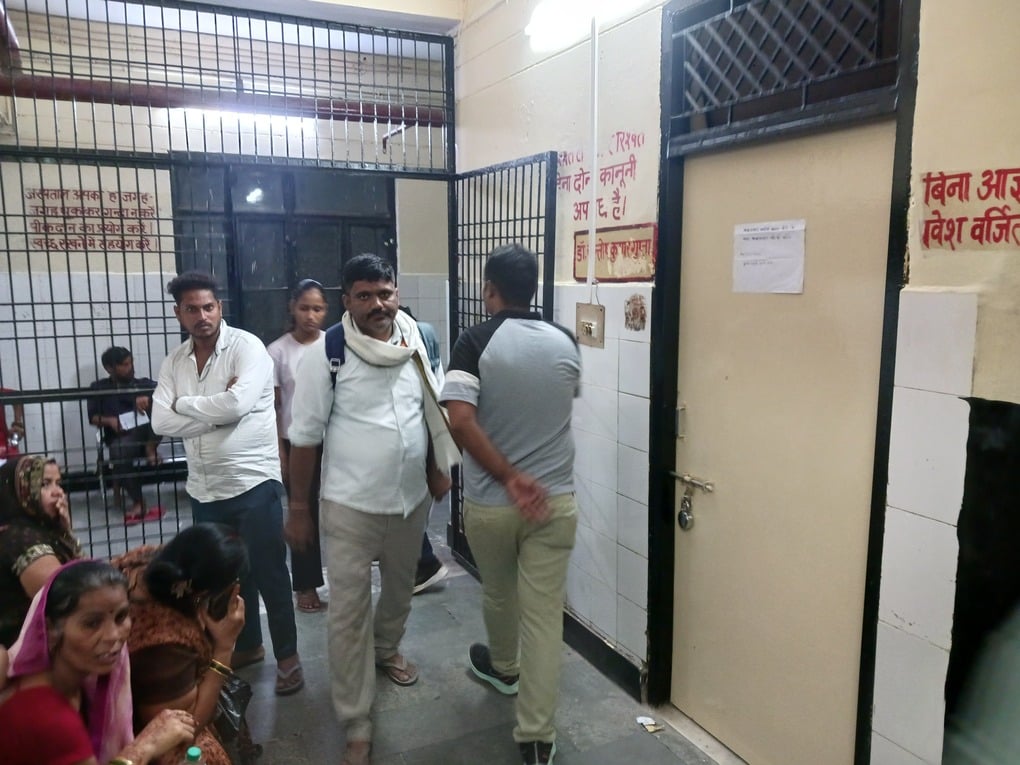 Hathras News: अल्ट्रासाउंड मशीन खराब, मायूस लौट रहे मरीज