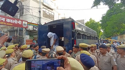 जिला न्यायालय कोर्ट में 5 लाख के इनामी अरमान बिहार को पेश किया गया।