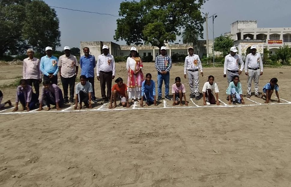 केएनपीएन इंटर कॉलेज में आयोजित एथलेटिक्स प्रतियोगिता में प्रतिभाग करती छात्राएं। संवाद