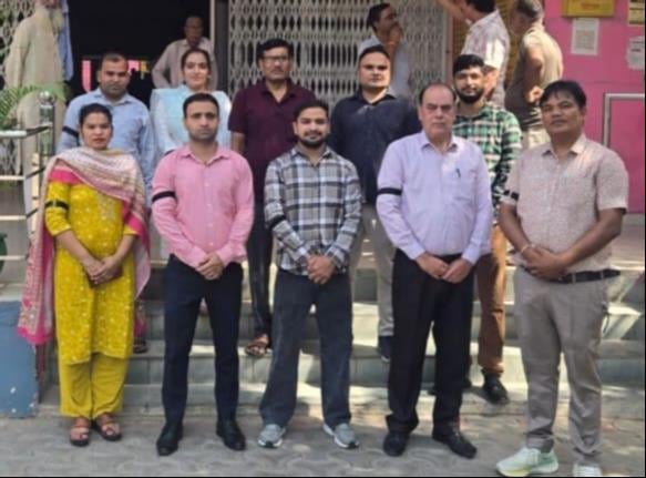 Shamli News: एनएचएम संविदा कर्मचारियों ने काला फीता बांधकर जताया विरोध