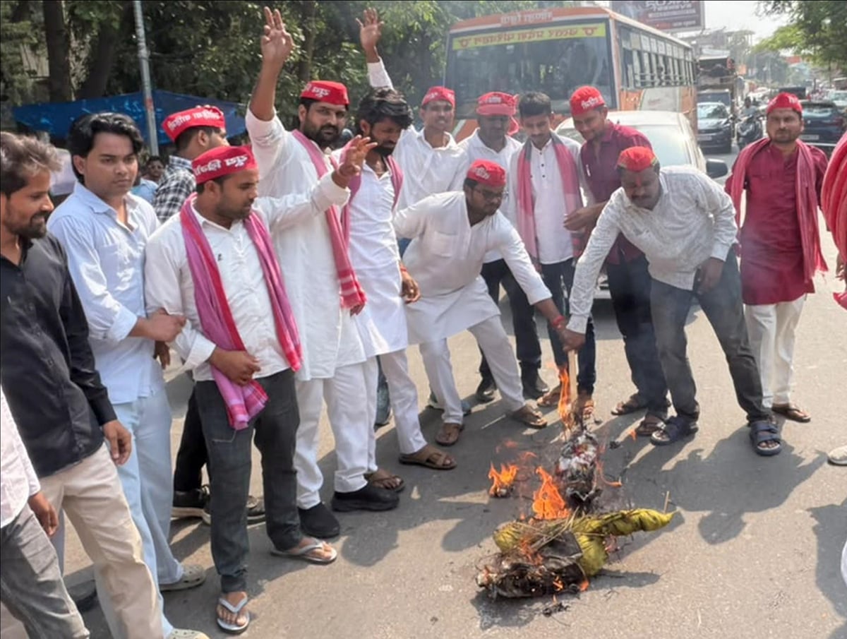 Bahraich News: कलेक्ट्रेट के बाहर पुतला फूंका, पुलिस से हुई झड़प
