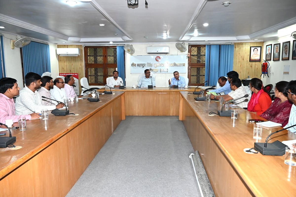 Jaunpur News: पूविवि के छात्र कोडिंग के साथ सीख रहे साइबर सुरक्षा का हुनर