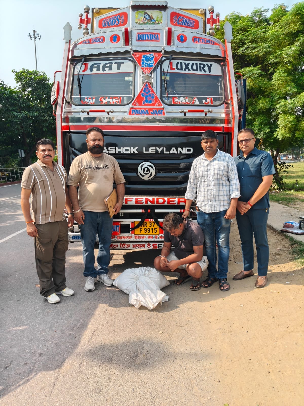 कुरुक्षेत्र। पुलिस टीम द्वारा पकड़ा गया ट्रक चालक व बरामद चूरापोस्त। पीआरओ