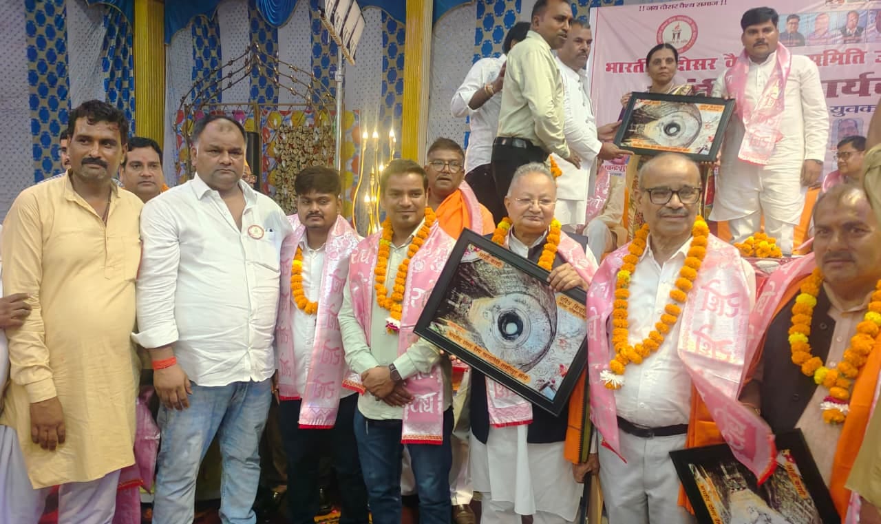कार्यक्रम के दौरान मंच पर मेडिकल कॉलेज की प्राचार्य डॉ. वाणी गुप्ता समेत अन्य पदाधिकारियों को क