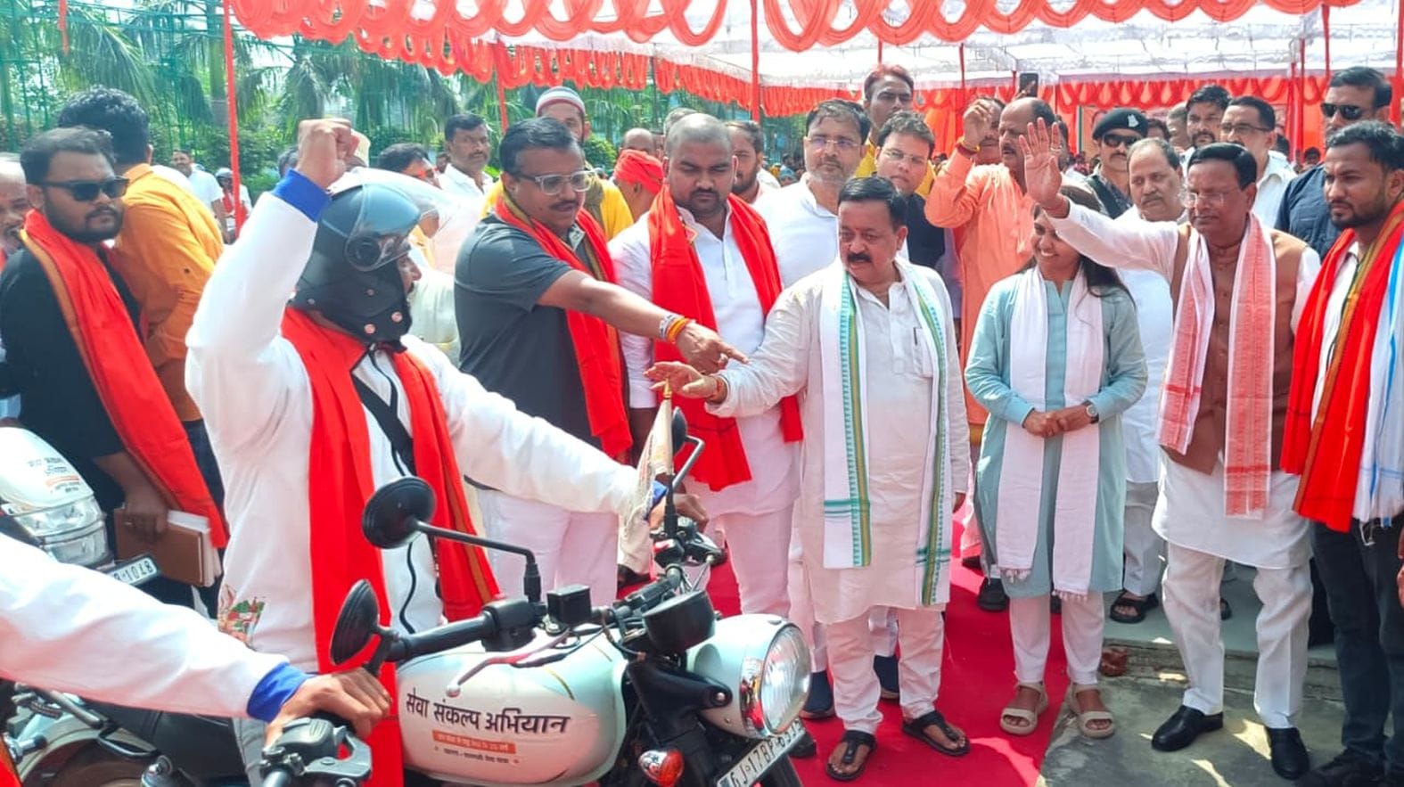 कार्यक्रम में भाजपा के पदाधिकारी